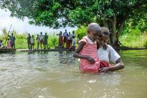 UNICEF: Aproape jumătate dintre copiii din lume sunt expuşi la cel puţin trei ameninţări climatice